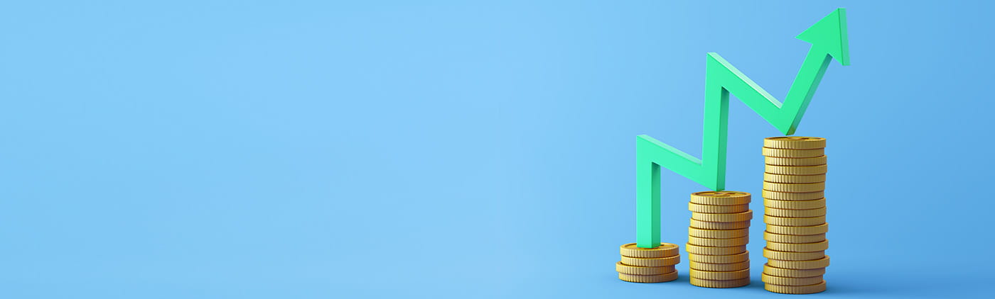 tres torres de monedas, simulando un gráfico ascendente, con una flecha hacia arriba