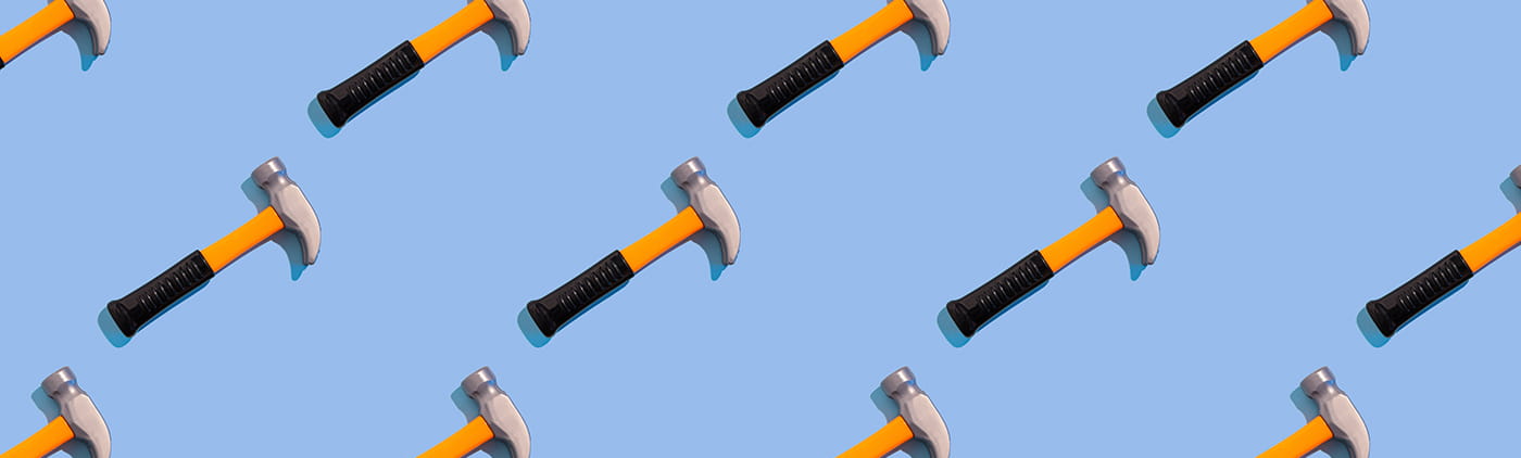 martillos repetidos con fondo azul