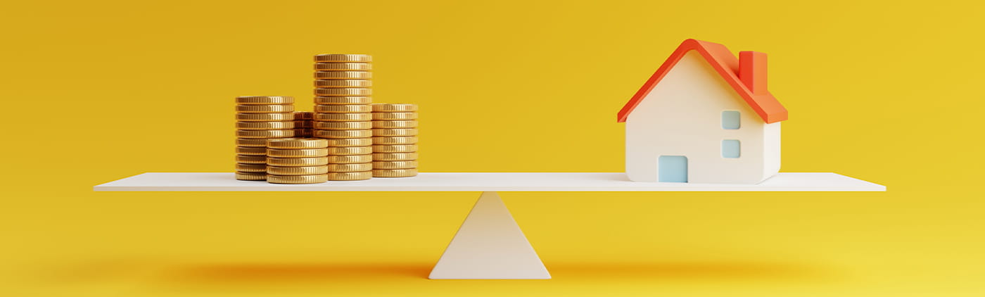 balanza, en un lado hay monedas y en el otro una casa